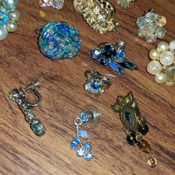 Lot of midcentury blue and iridescent single earrings - Picture 3 of 3